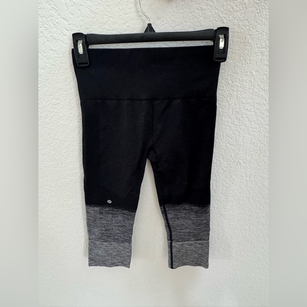 Lululemon Athletica Black and Gray Leggings- Crop below knee